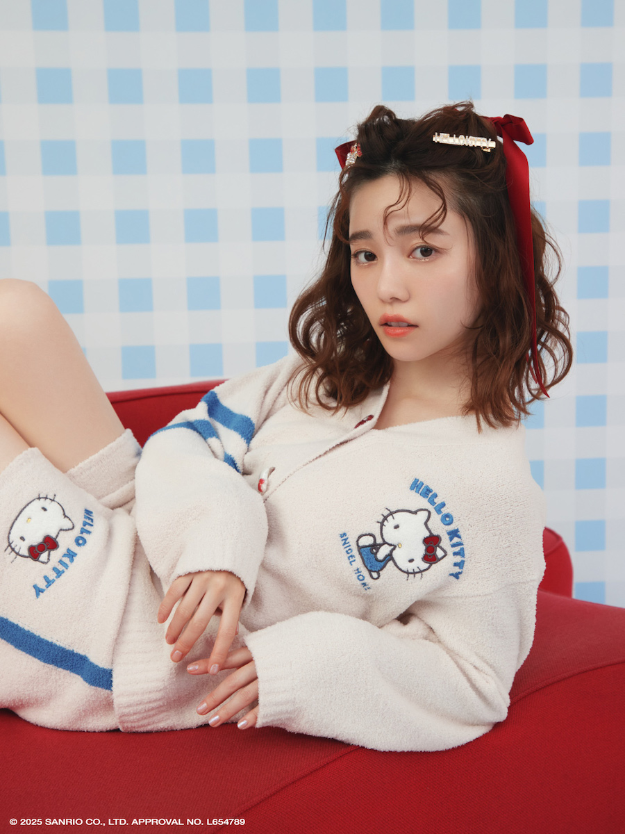 スナイデル ホーム」が“ハローキティ”と初コラボ 世界観満載のニット