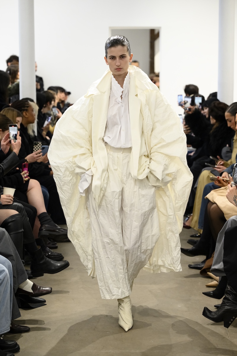 ロエベ」でのジョナサン・アンダーソンの集大成に感動 25-26年秋冬