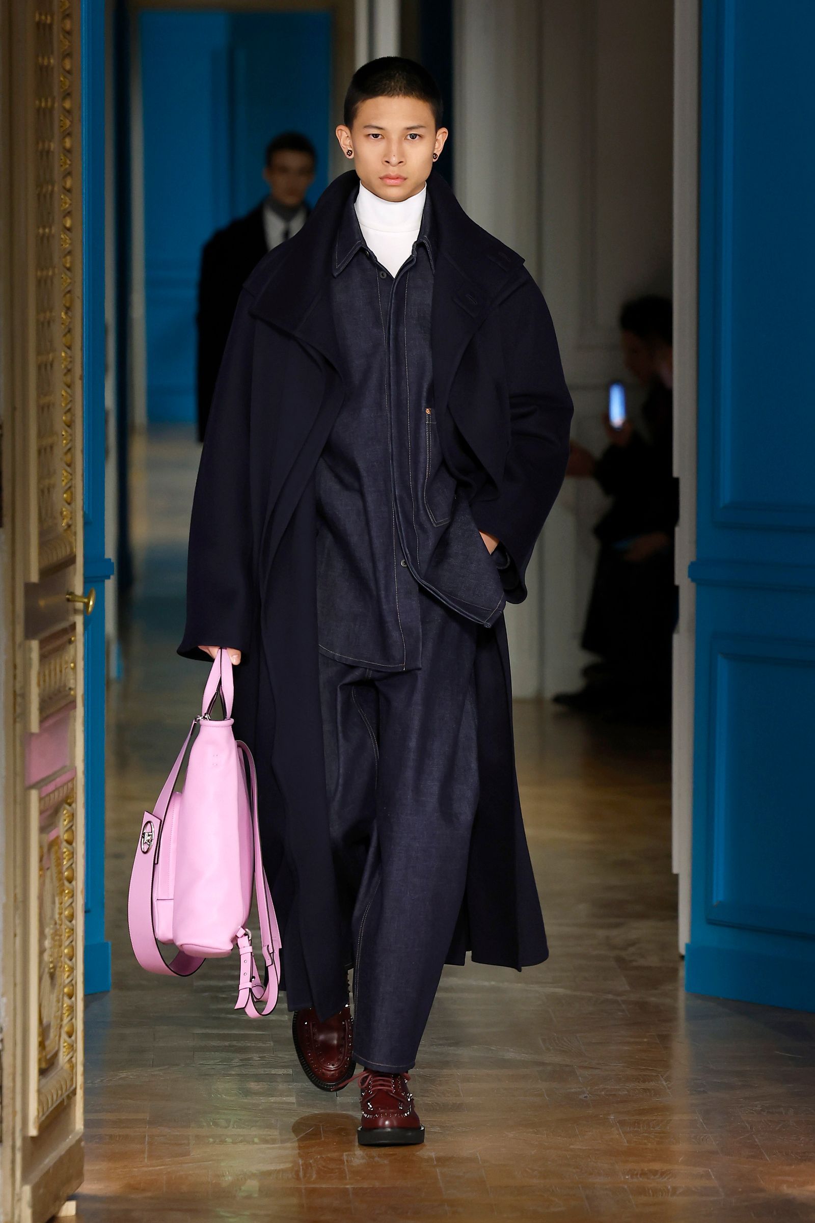 ヴァレンティノ、新たな「青」でマスキュリニティを解き放つ【2024年