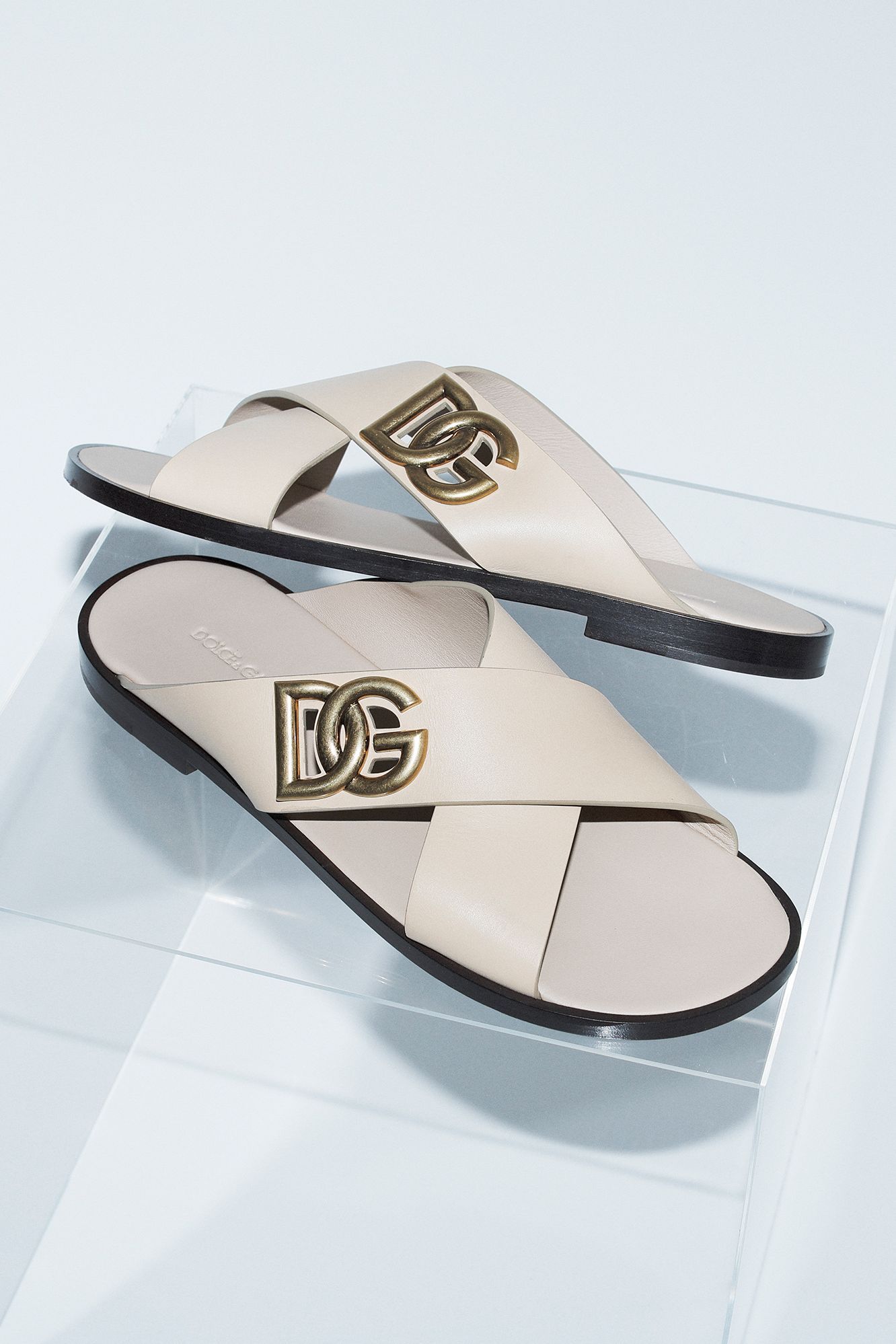 大胆に惹きつけるドルチェ＆ガッバーナ──2024年夏、サンダルの正解