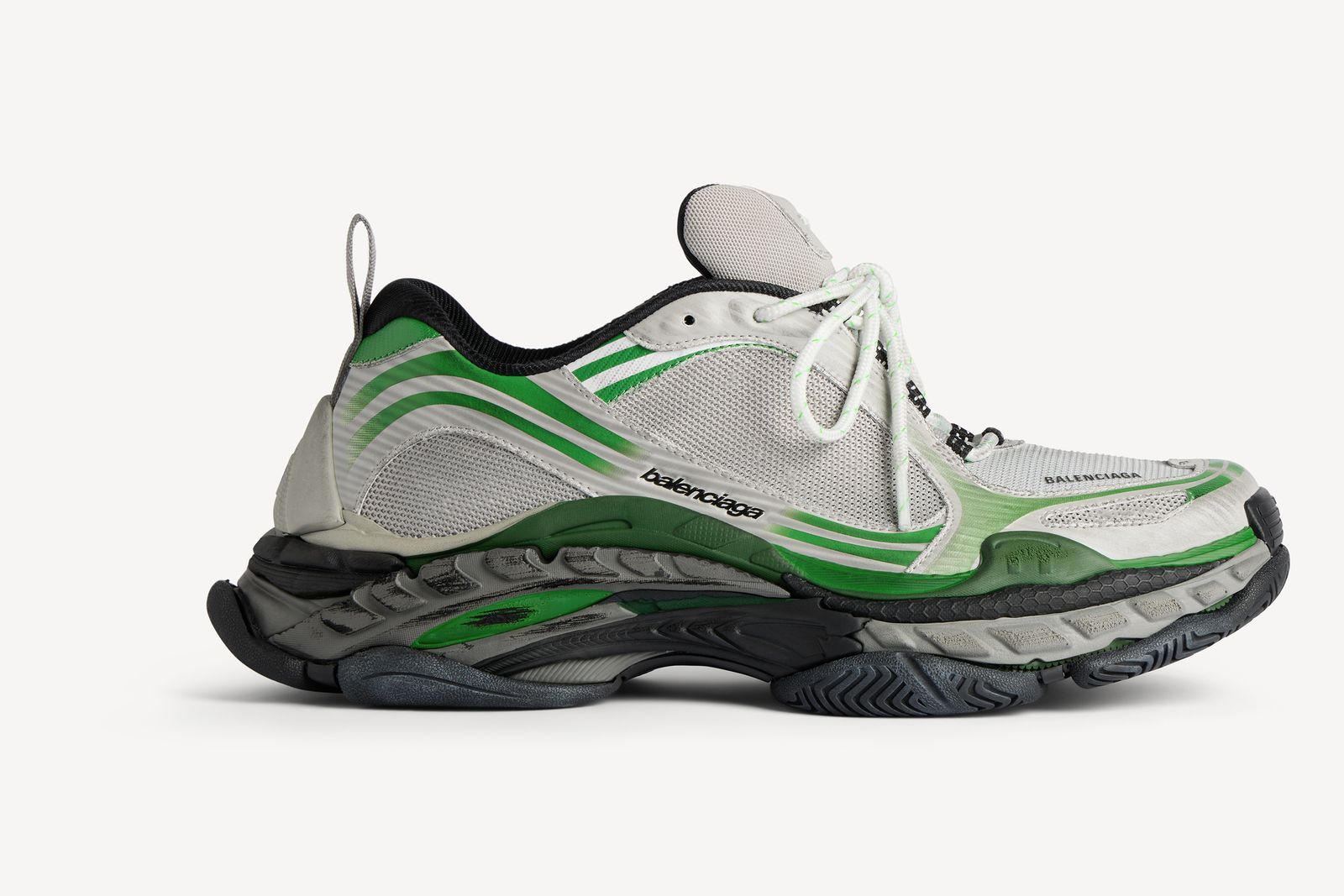 バレンシアガのアイコンシューズが進化した！「トリプル S.2」が登場