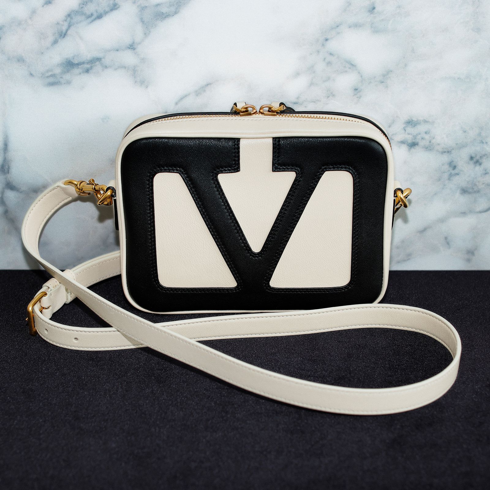 多様なアイコン使いと装飾性の高いデザインが冴えるヴァレンティノ