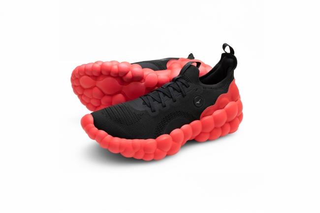 大阪万博キャラ｢ミャクミャク｣スニーカーはマッチ度がおかしい