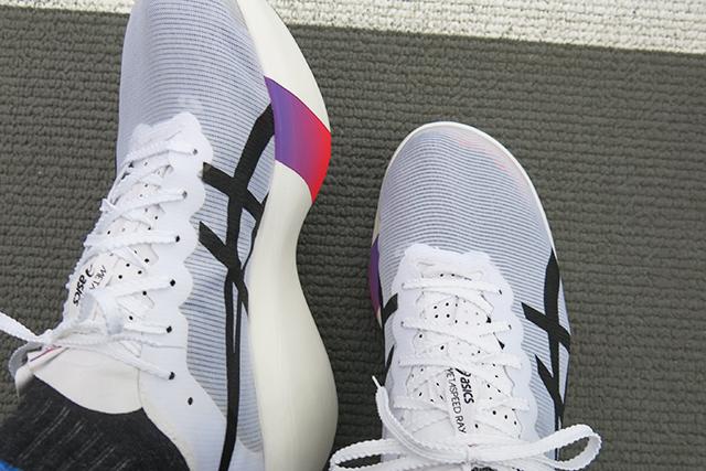 片足わずか129.9g!? アシックスが超本気で作った厚底ランニング