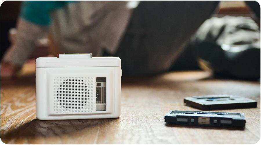 こんなにコンパクトでスピーカー付き。令和仕様のポータブルカセット