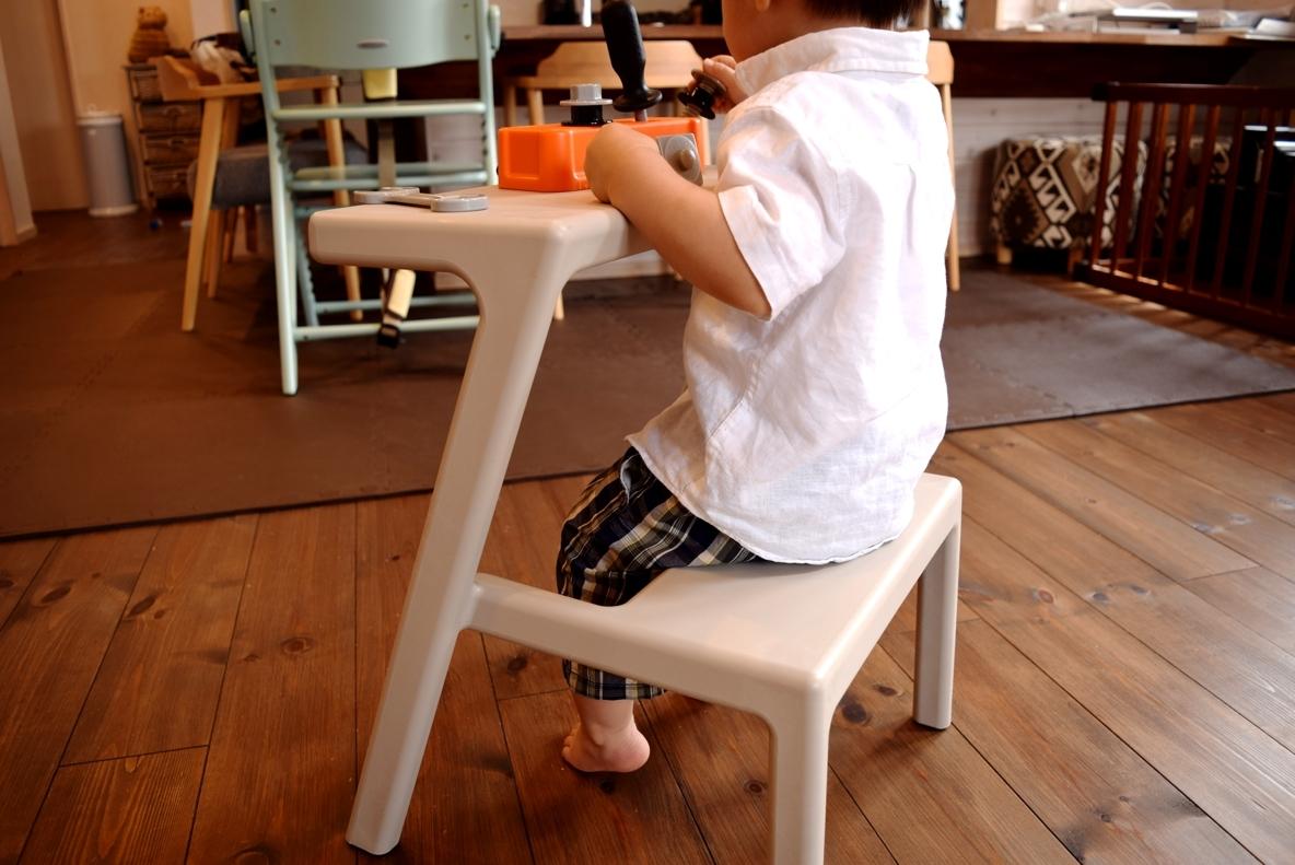 イケアのスタッキングチェアが、子どもにも大人にも便利な理由｜マイ