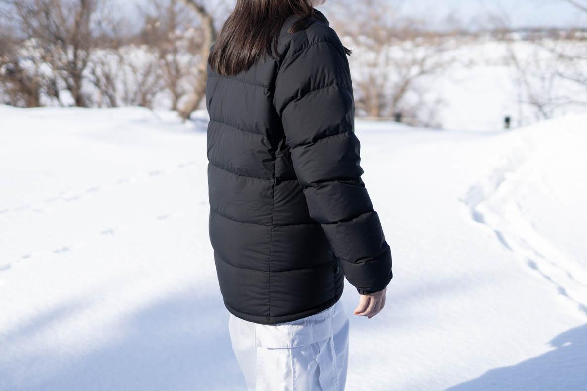 モンベルの「高品質ダウンジャケット」は、すっきりシルエットなのに