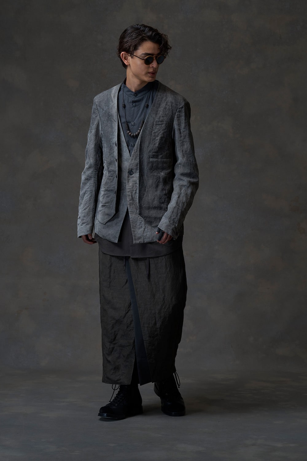 アイテム紹介] DEVOA 25SSのノーカラーレイヤードジャケットの魅力を