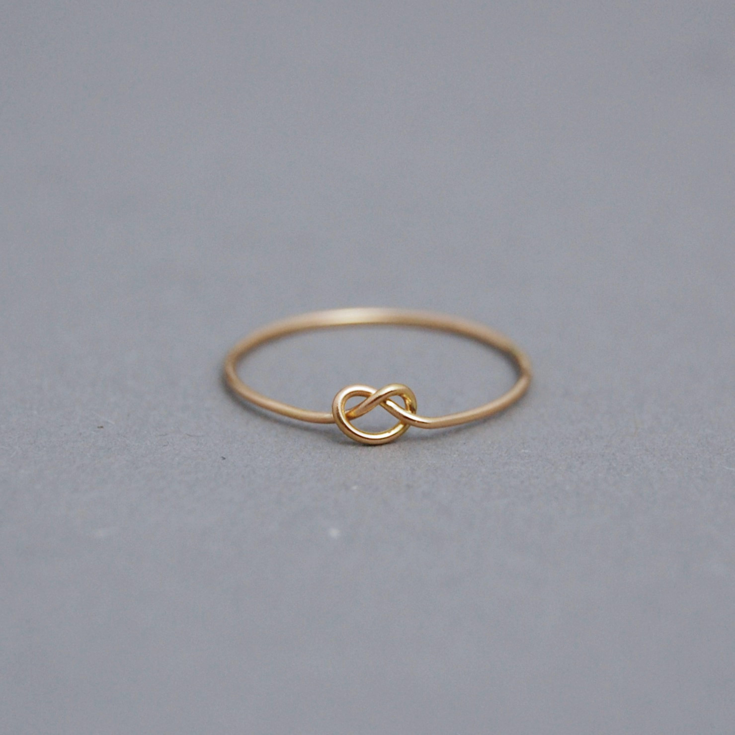 18金 糸を結んだ指輪 ピンキーリング ノット - Megumi Nishikawa Jewelry