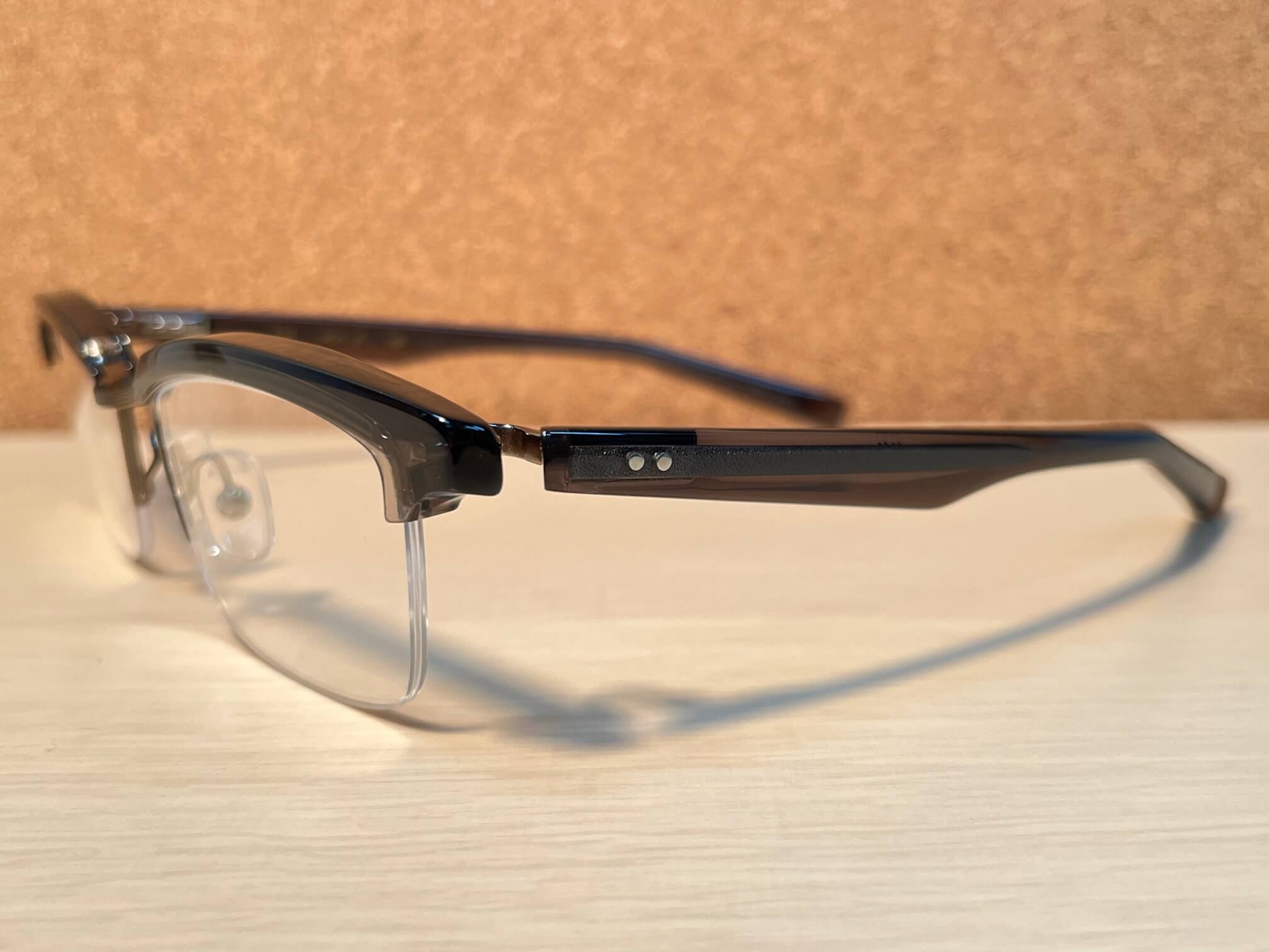 フォーナインズ M-802｜逆Rヒンジ搭載・掛け心地を追求した大人の