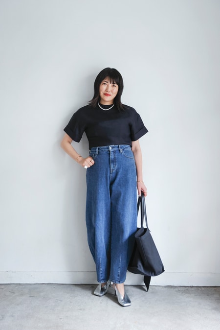 大人は「黒ブラウス」がこなれ見え！ デニムも柄スカートも受け止める