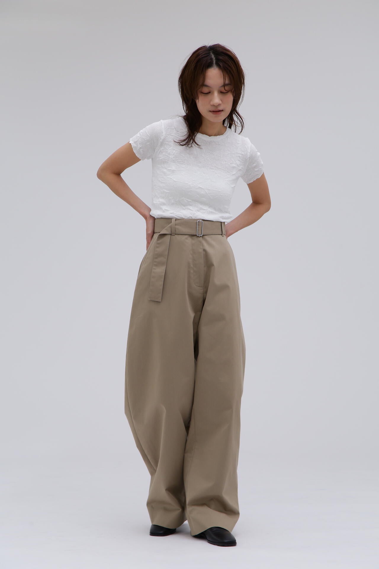 STUDIO NICHOLSON / SOFT TECHNICAL TWILL BELTED ROUND LEG PANT