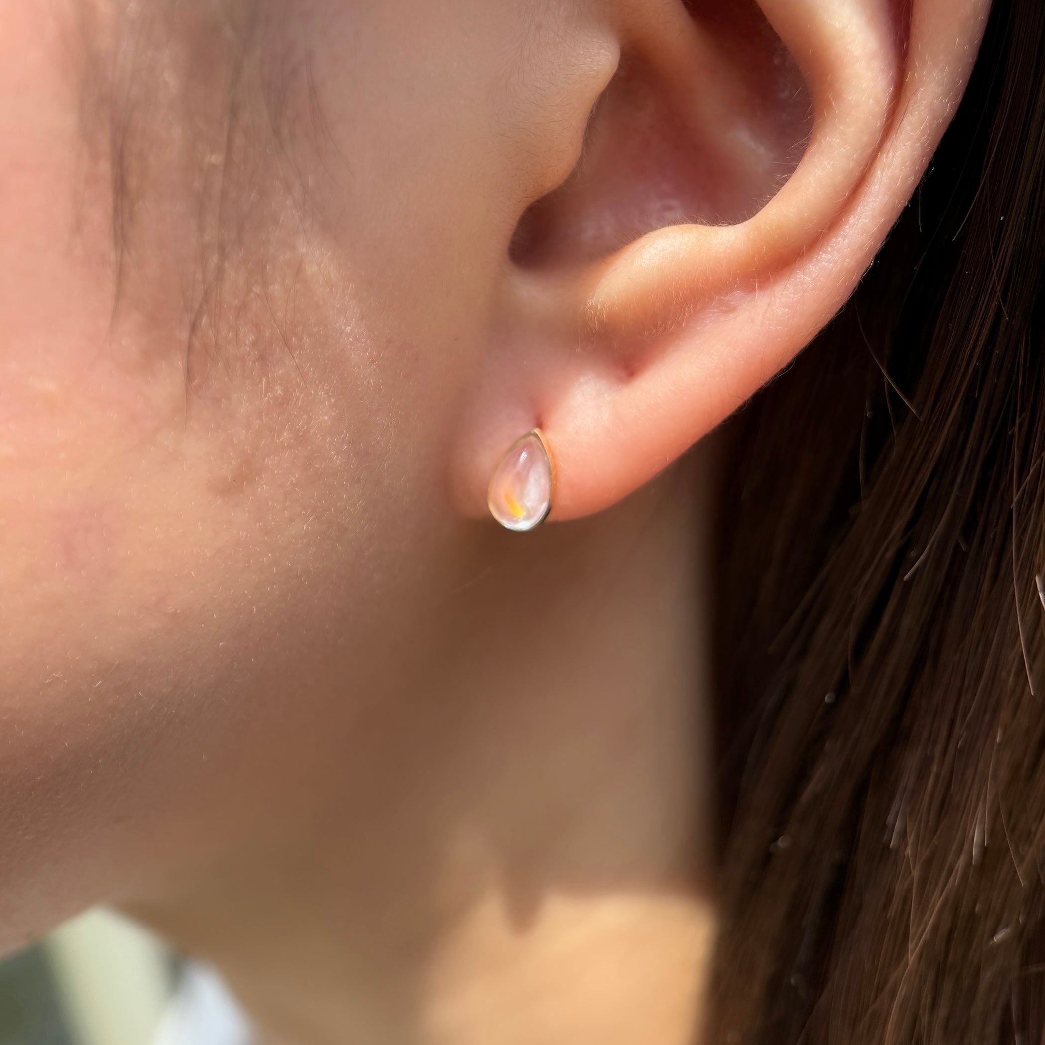 K18レインボームーンストーンツユ手巻きピアス