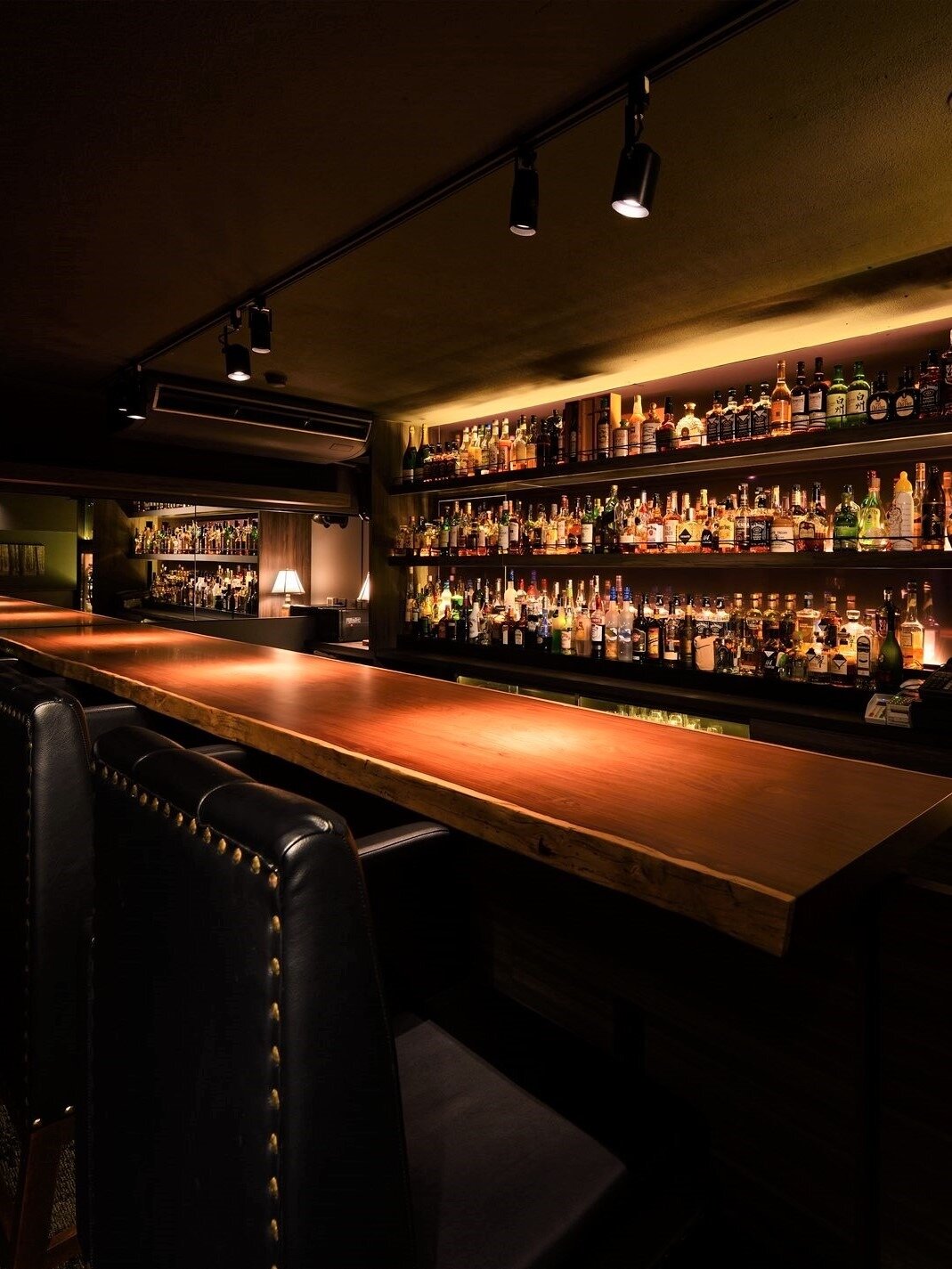 パオローズ BARカウンター | 一枚板 お取り引き実績 | 一枚板・天板