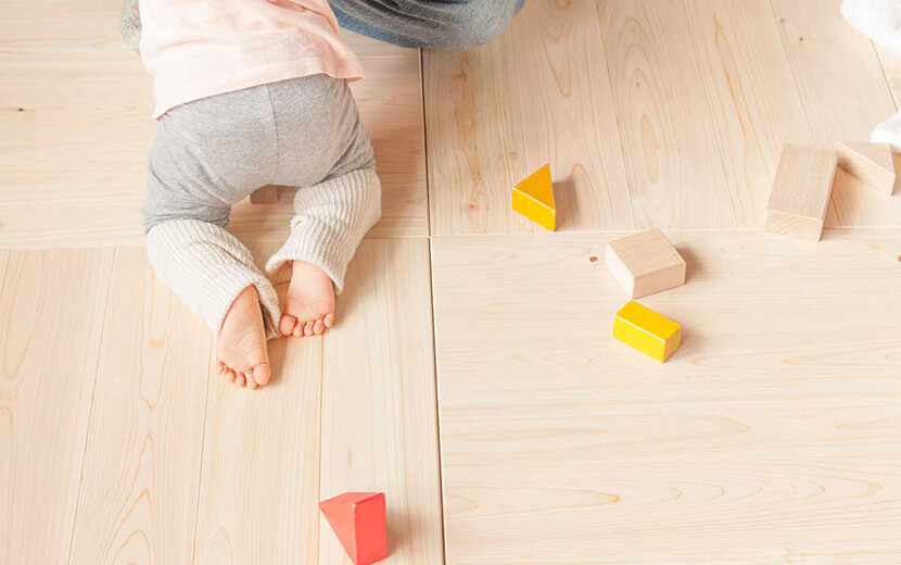 ユカハリ・タイル ひのき 無塗装 ｜ 西粟倉森の学校