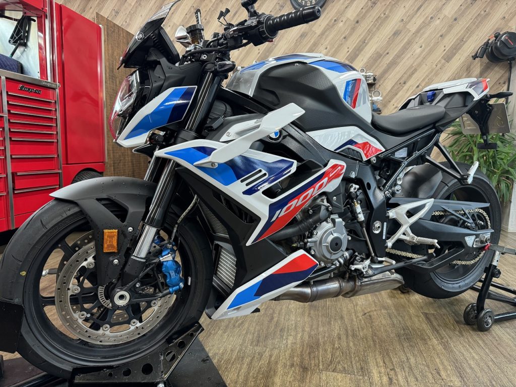 BMW M1000R rizoma Namic Streetミラー＆レバーガード取り付け | MOTO