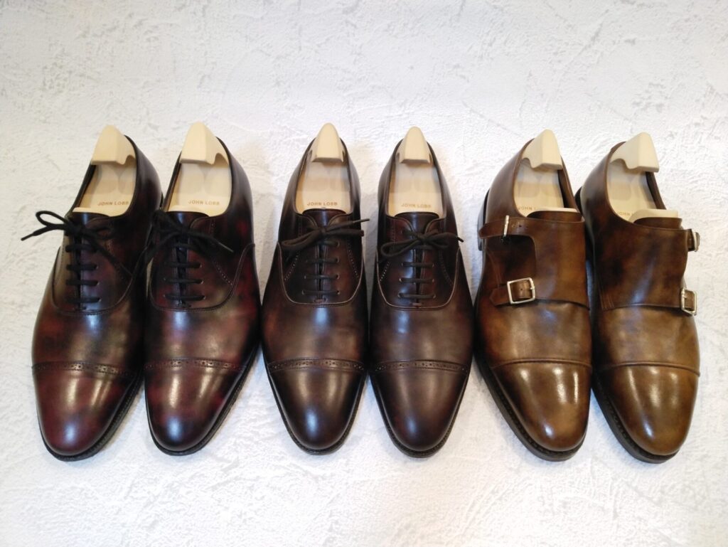 ジョンロブ・ミュージアムカーフの革色の比較（ダークブラウン vs