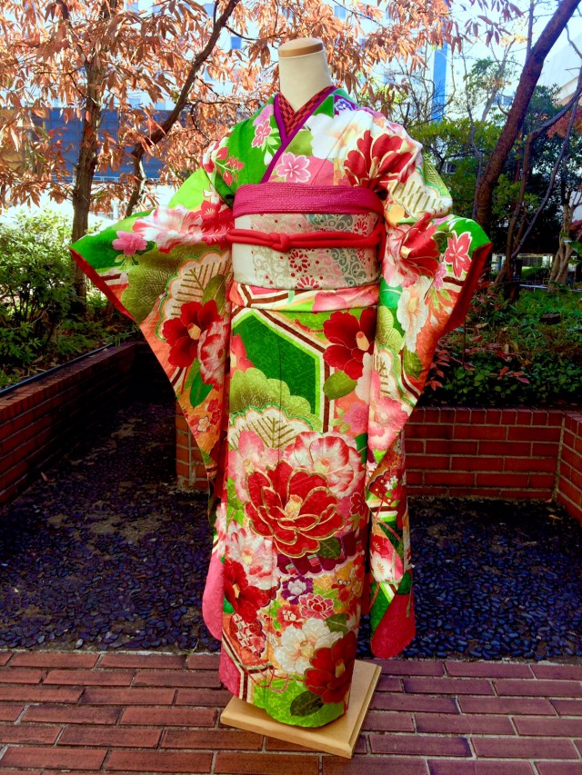 遊楽市の振袖 /緑色/赤色/古典/椿柄/ 【AMIAYA×紅一点】緑 亀甲 椿