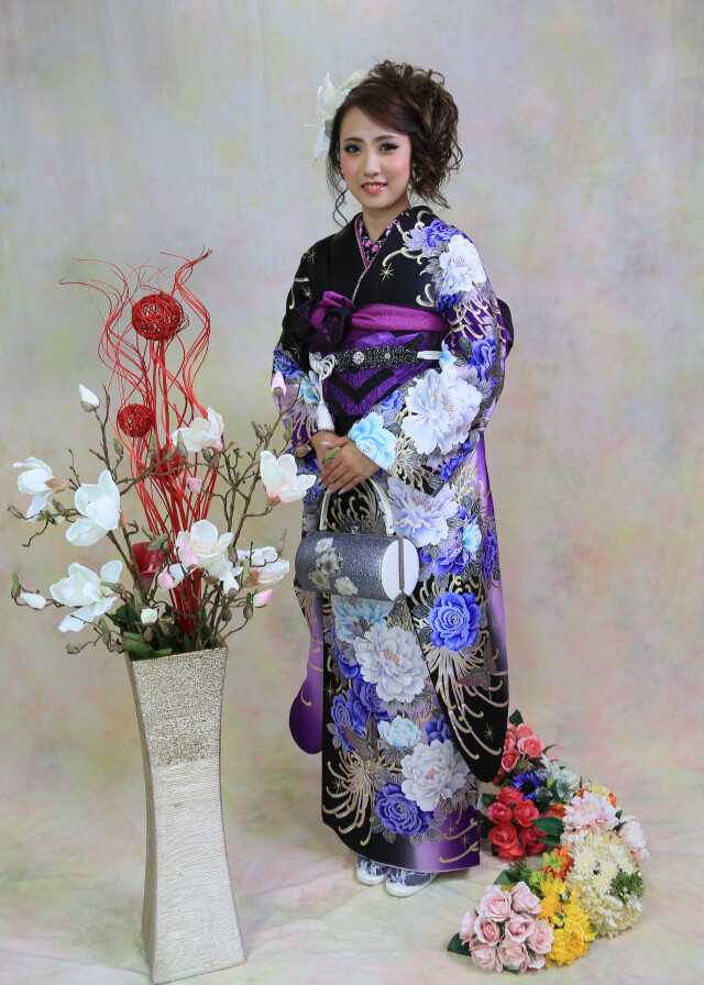 Doukeshi Arpの振袖 /黒色/紫色/エレガント/花柄/ 黒×紫 モダン | My振袖