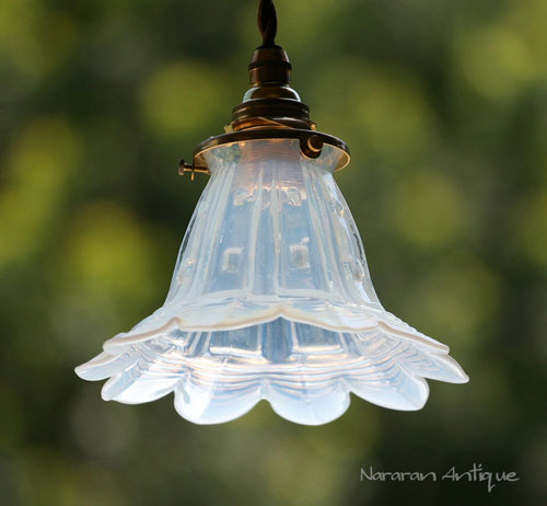 イギリス〉1940〜60年 オパールセントのアンティークランプシェード