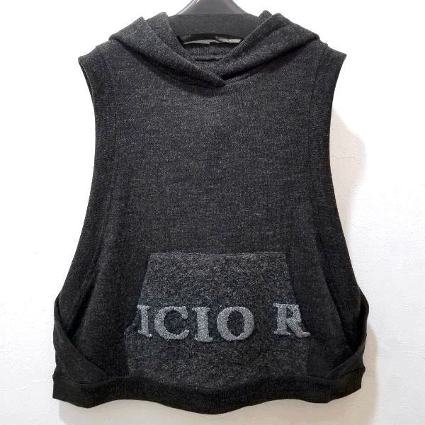 チャコールグレーのフード付きニットベストをコーディネート | 50代