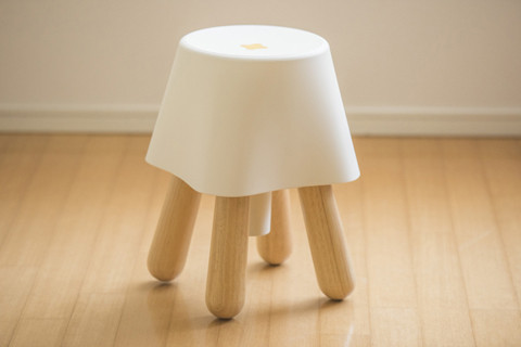 座りながら寝かしつけ! 心地よく揺れるイス「LaLaCo」発売 - オフィス