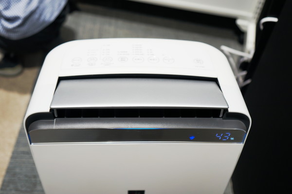 シャープ、プラズマクラスターでニオイ戻りを抑える衣類乾燥除湿器