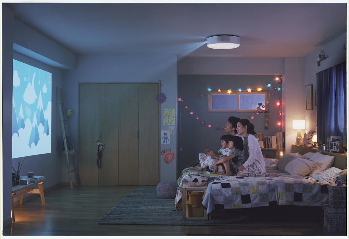 4畳部屋でも大画面、進化したLEDシーリングライト一体型プロジェクター