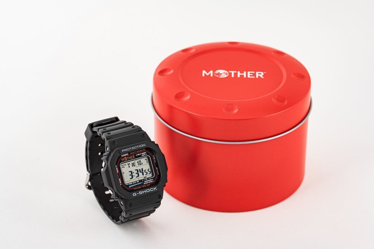 MOTHER×G-SHOCK、コラボ第2弾は鮮やかMOTHERレッドの三ツ目「6900