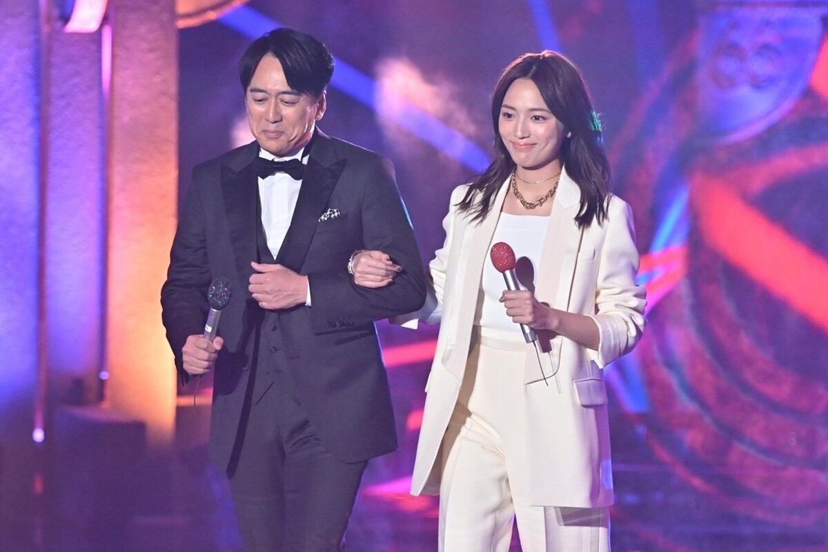 川口春奈、FENDIセットアップで『レコ大』司会 安住アナと腕組み登場