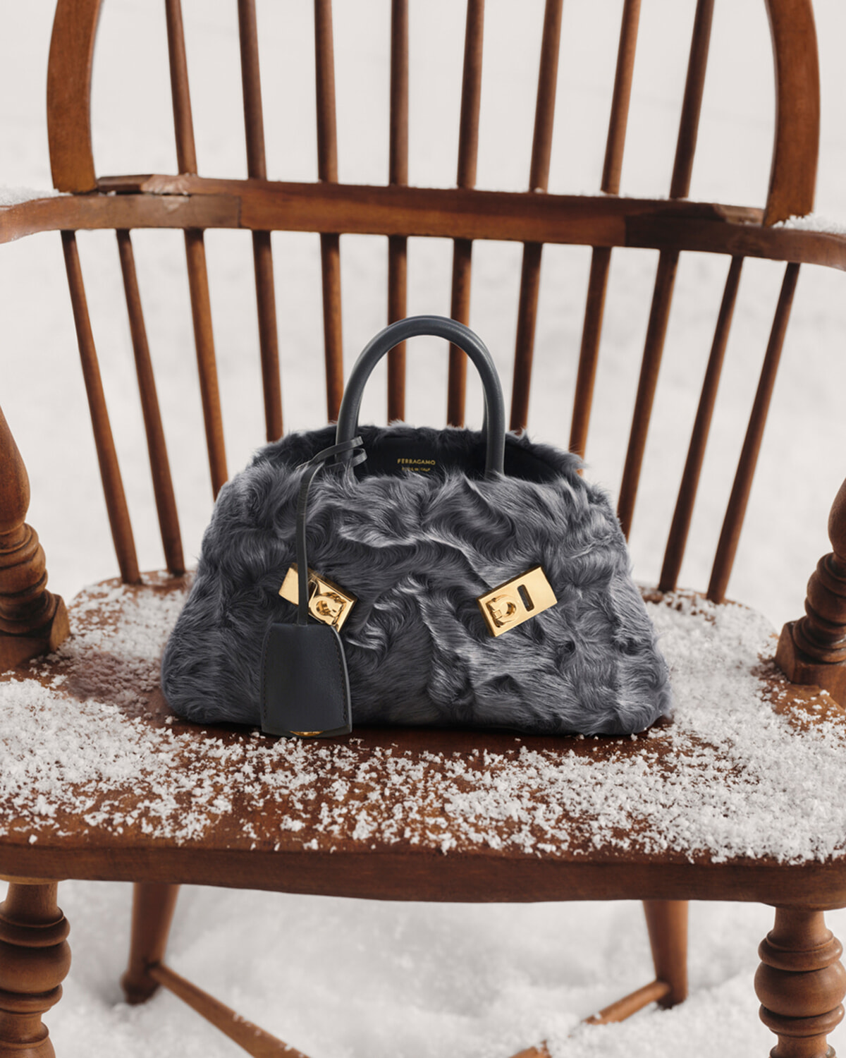 フェラガモ】新作バッグをひと足早くゲットしてスタイリングを