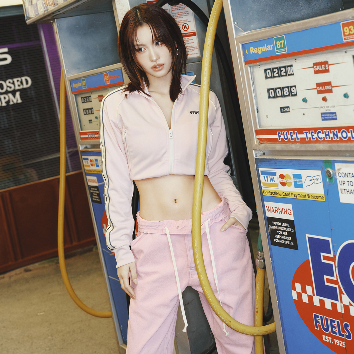 TWICEモモが「オニツカタイガー」の新キャンペーンに登場 デニムを