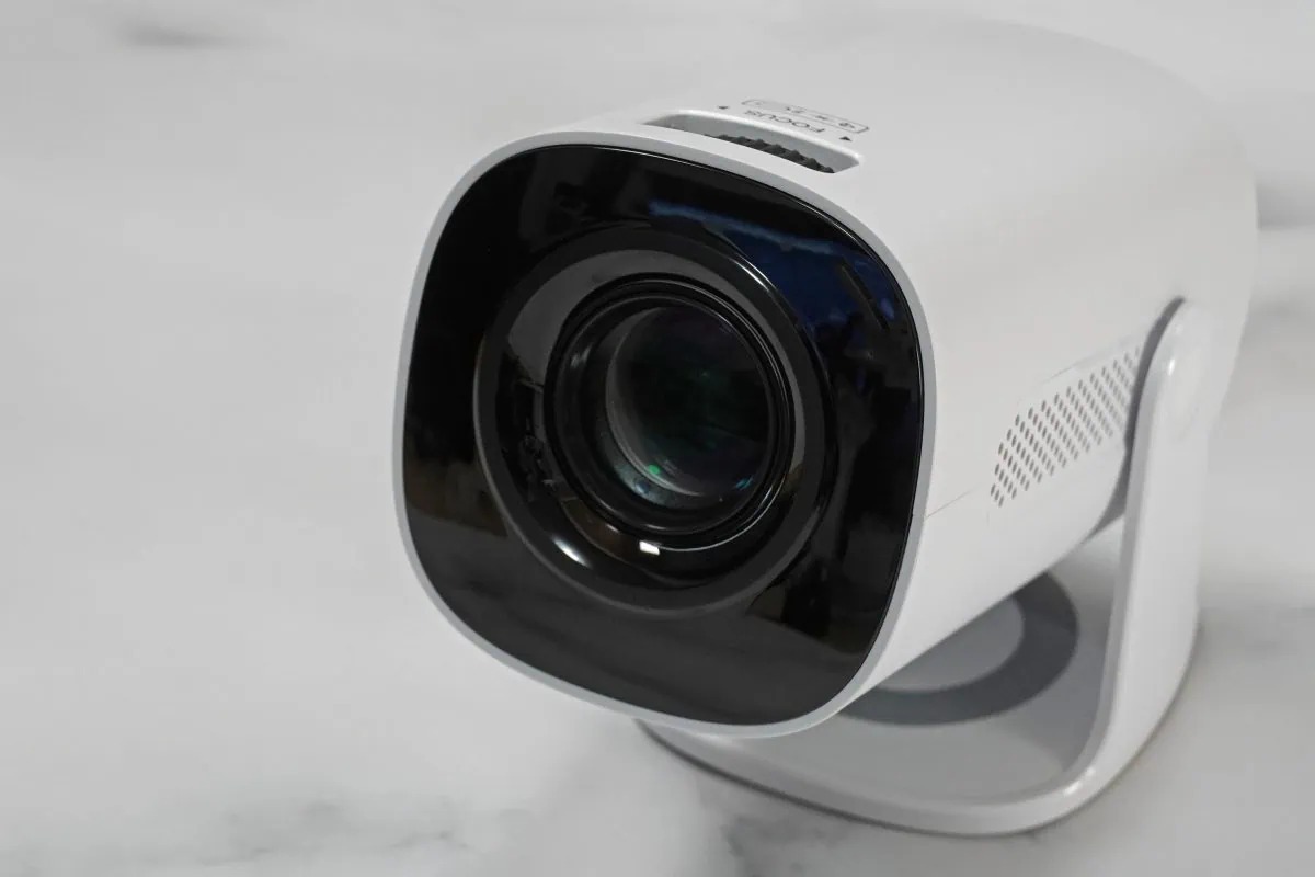 ニトリ】3ヶ月待ちの「9,990円プロジェクター」がついに在庫復活！天井