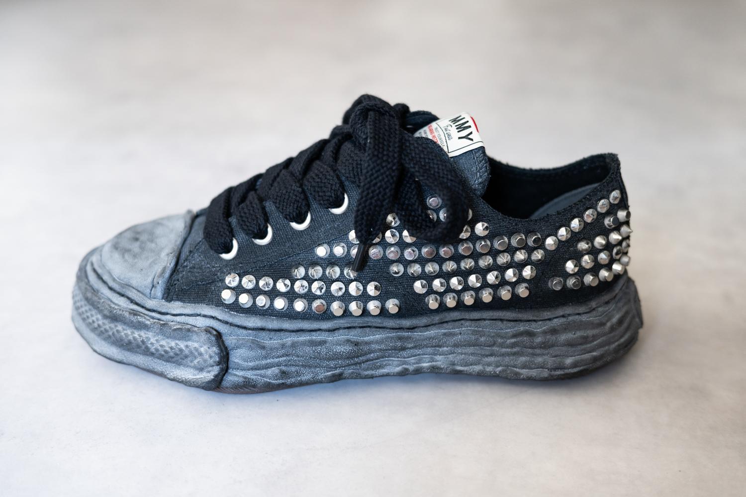 ミハラヤスヒロ】スタッズが映えるエッジの効いたスニーカーが