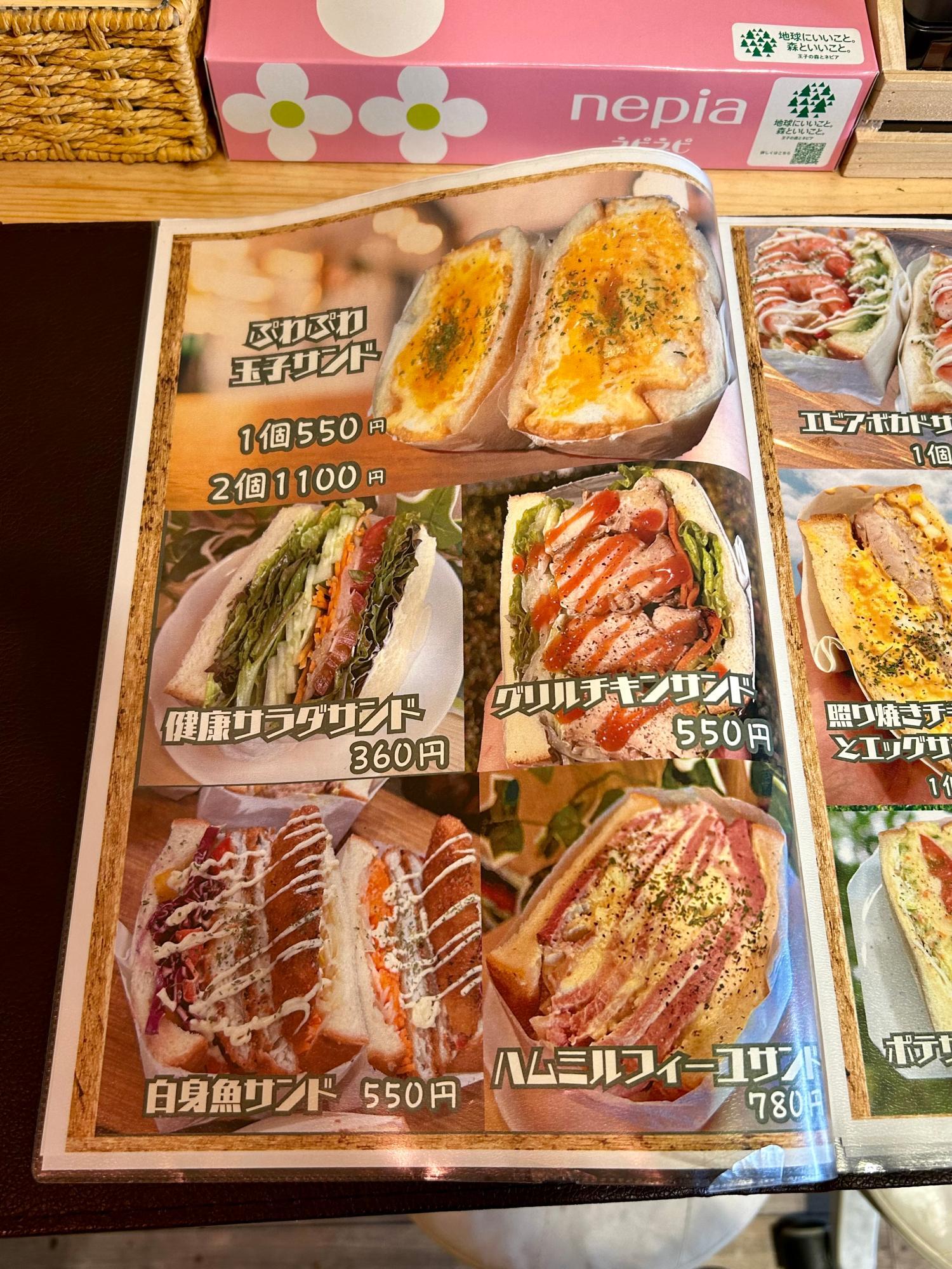 反則級のデカさ！ふわふわの玉子焼きがたっぷり挟まったサンドイッチ