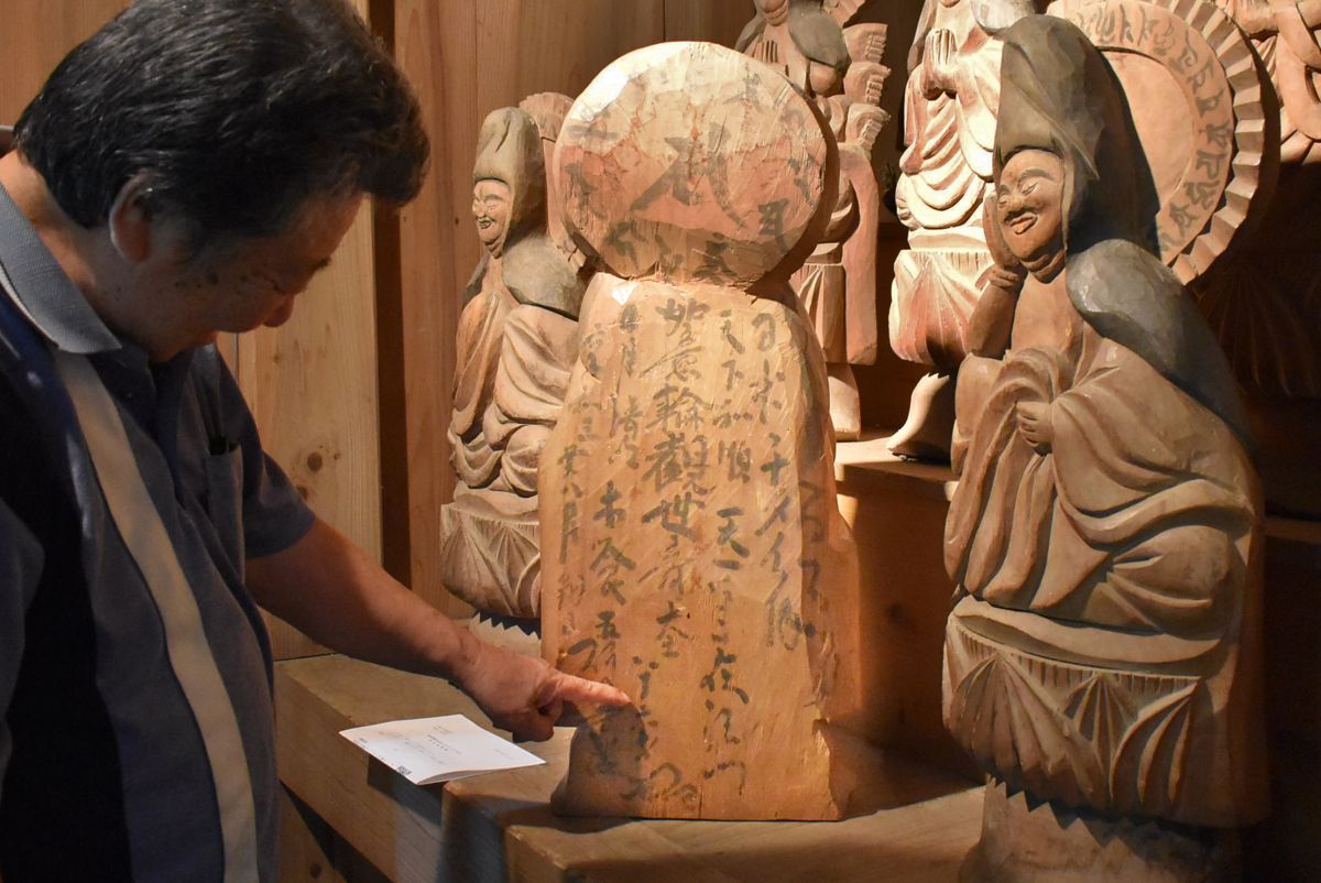 木喰上人が彫り上げた33体の観音像。木喰仏35体が圧巻の「小栗山木喰