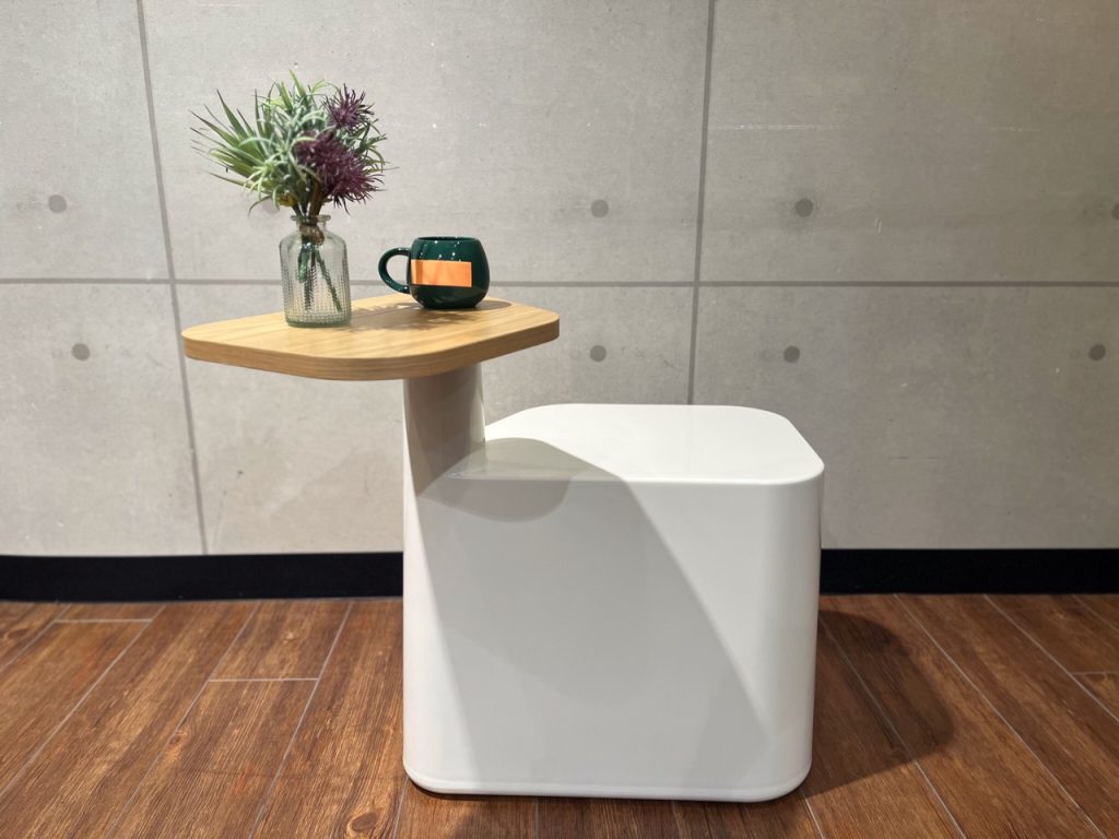 新商品スツールのご紹介】いろいろな使い方ができるテーブル付き