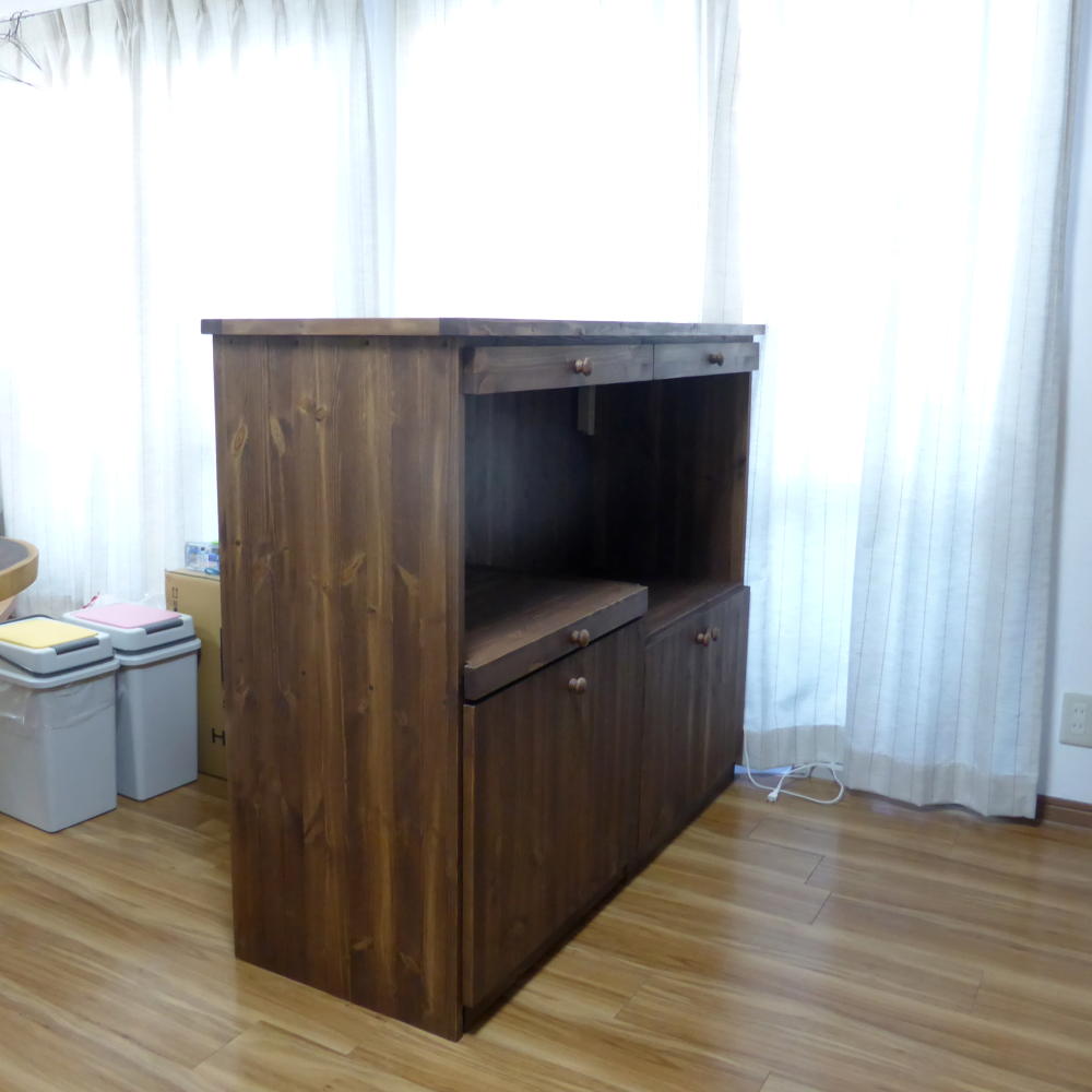 タイルトップの間仕切りキッチンカウンター（パステル色交互貼り