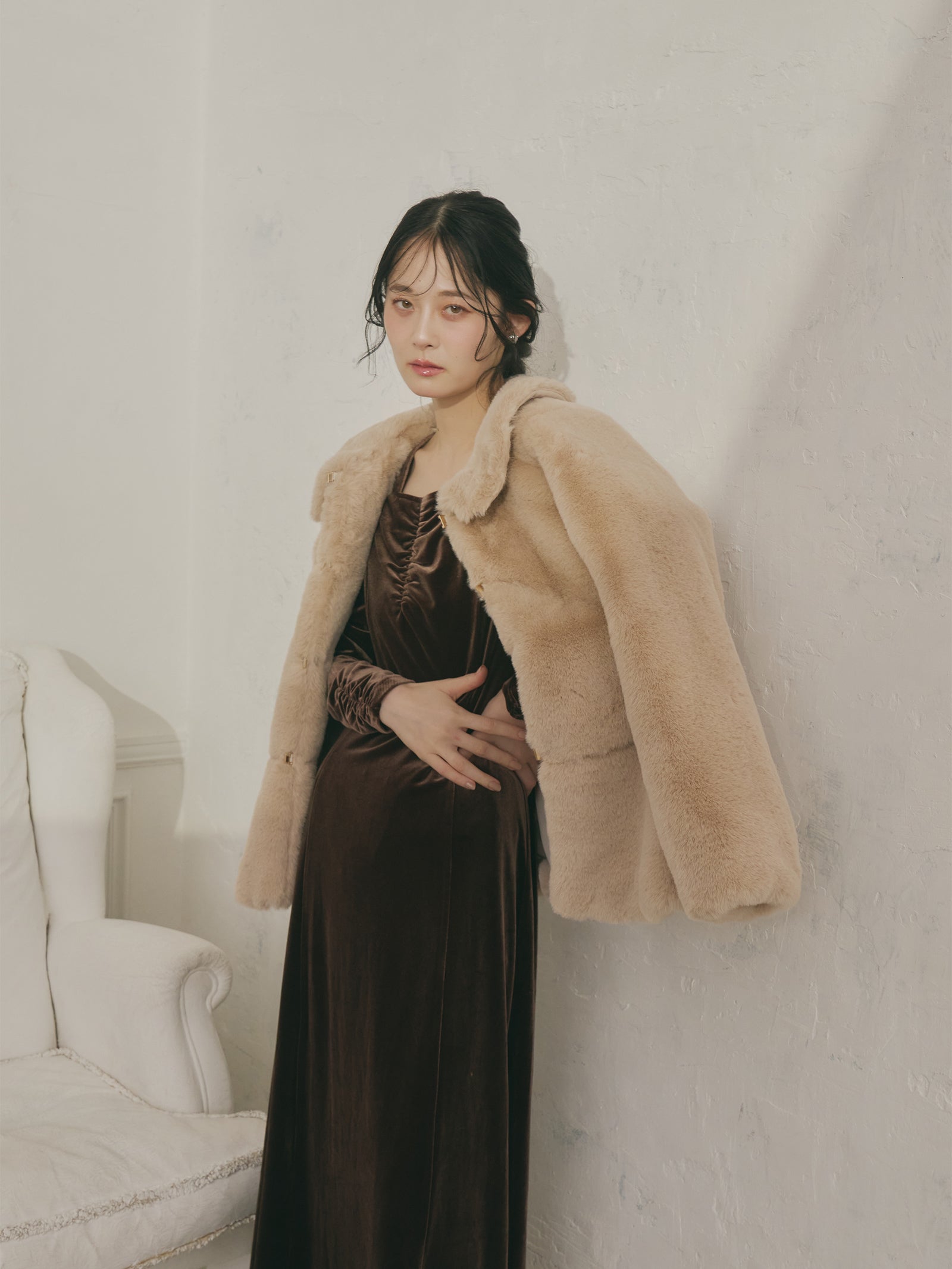 フラッフィーラウンドカラーペプラムファーコート