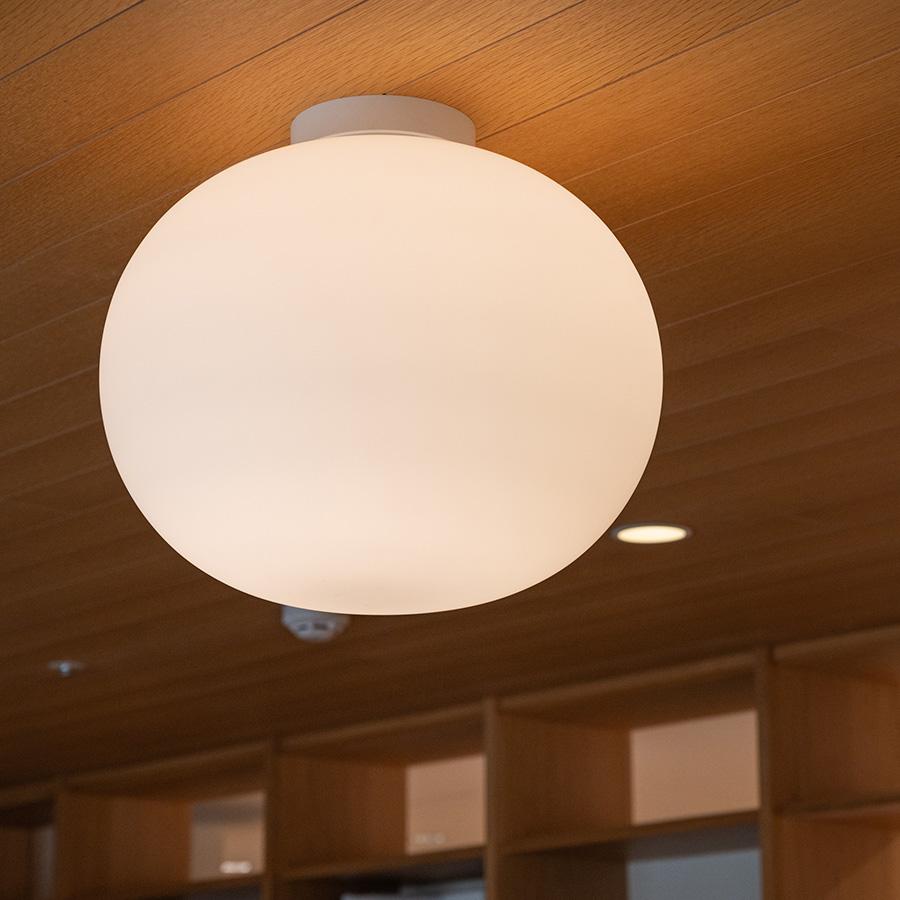 FLOS | GLO BALL CEILING LIGHT 簡易取付型｜【公式】ACTUS online