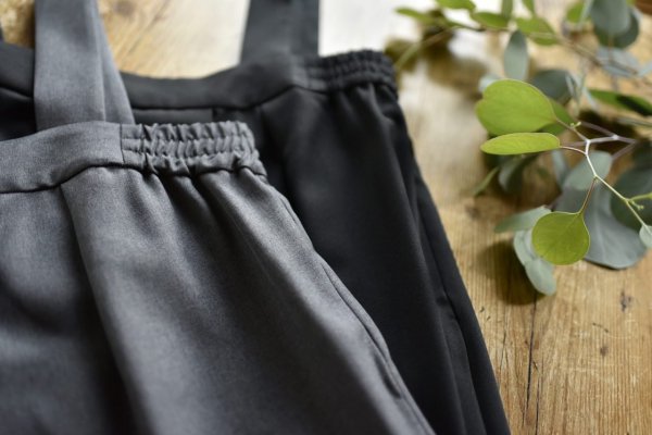 our しなやか素材のラップ風サロペット グレー our しなやか素材の