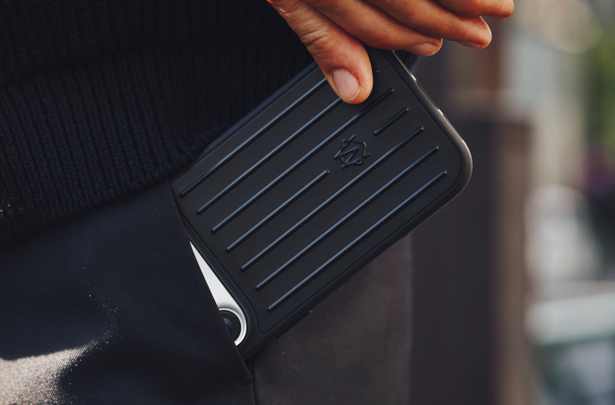 リモワのスマホケース 買うなら◯◯モデルが正解な件 | メンズ