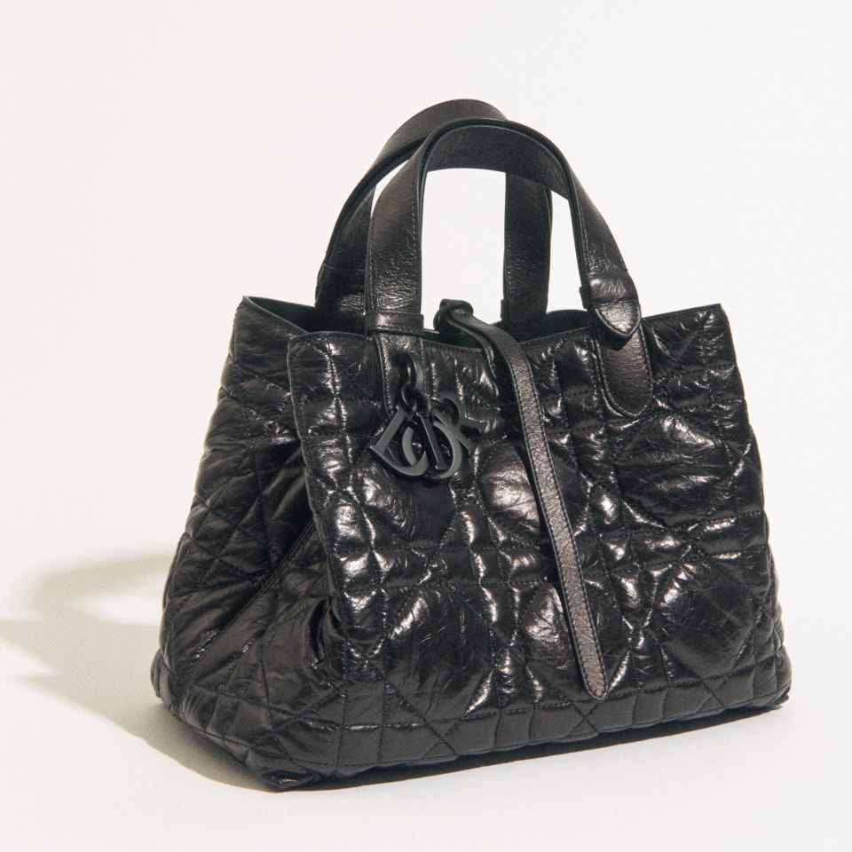 2024年春夏の【ディオール】新作靴&バッグ7選！ 反骨精神を純白と漆黒