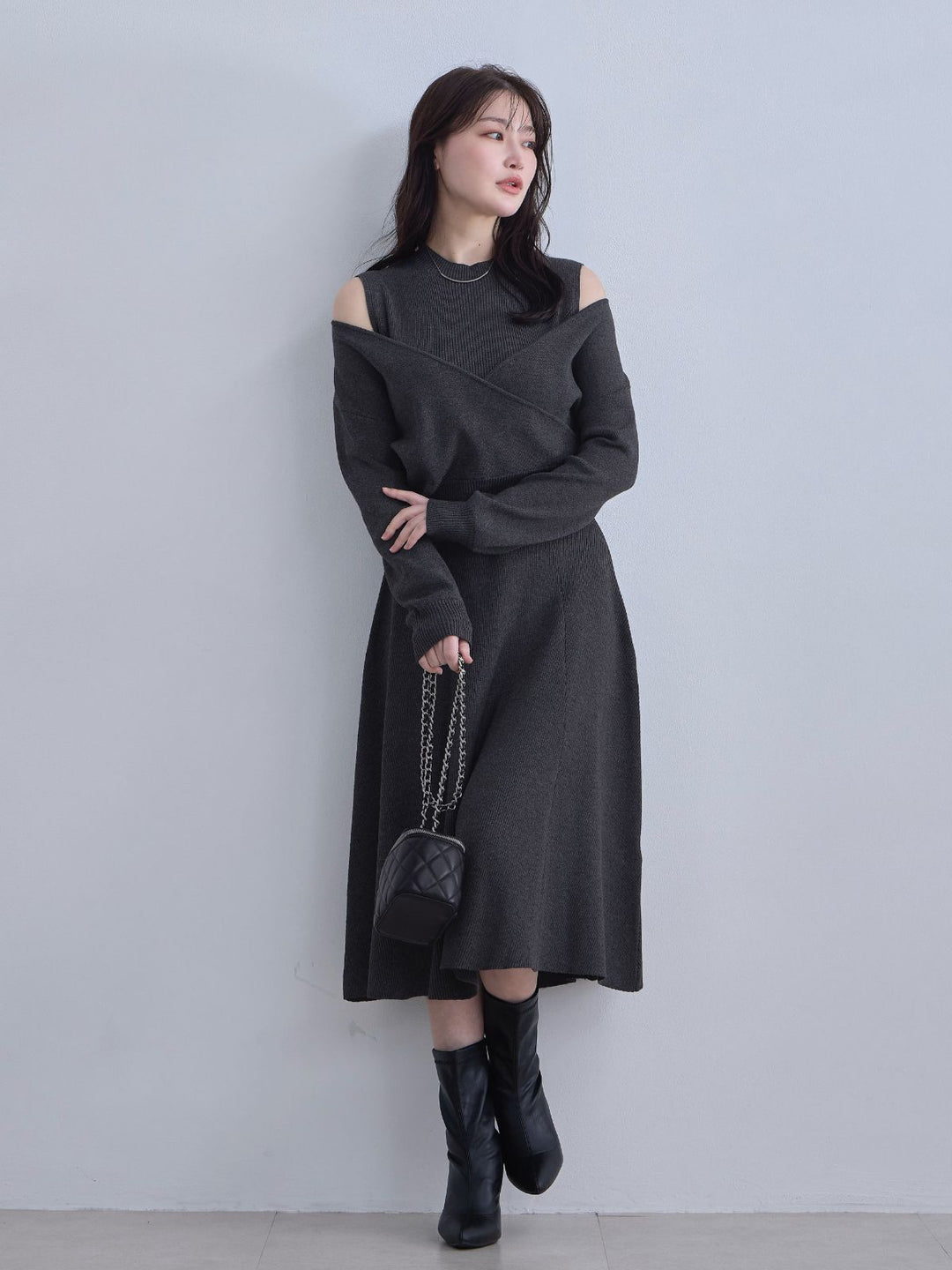 アンサンブルパネルニットワンピース：ダークグレー│胸が大きな女性の