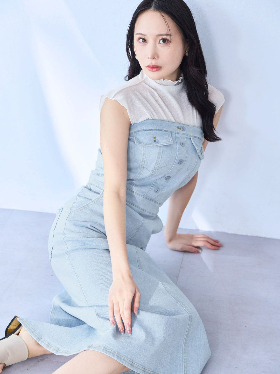 肩紐外せるストレッチデニムワンピース：ライトブルー│胸が大きな女性