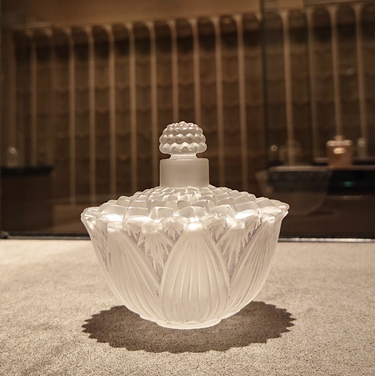 6月に入り美術館の池では次々に睡蓮が開花しています。ラリックが制作