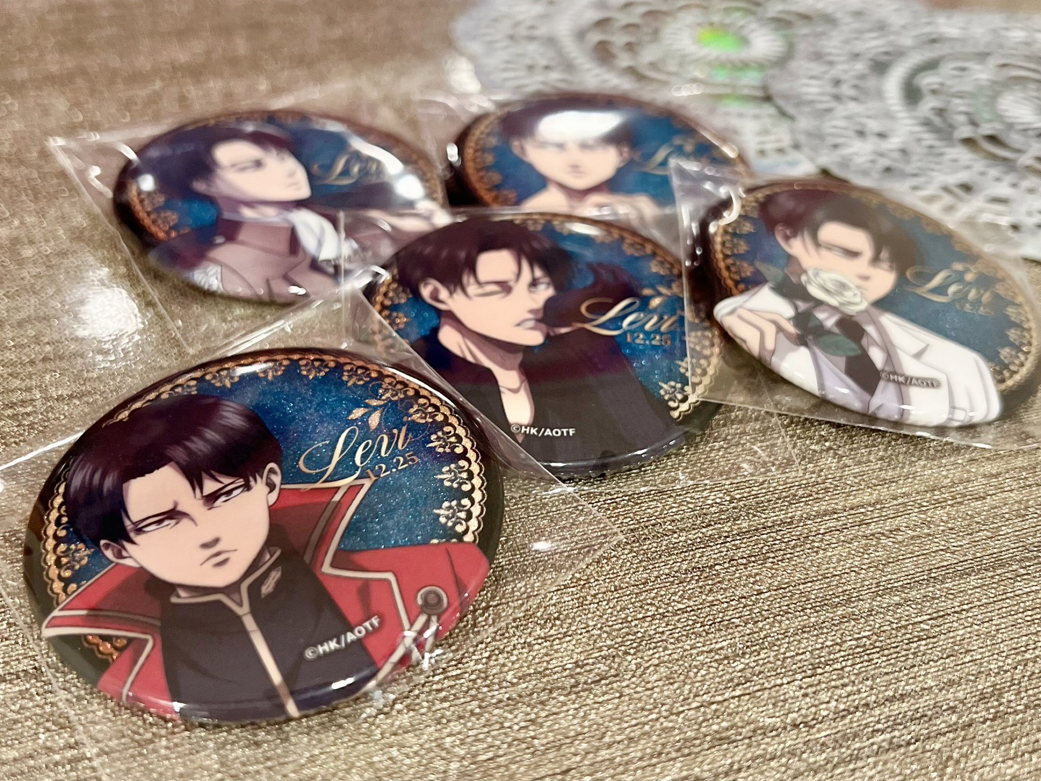 進撃の巨人 リヴァイ カラオケの鉄人 グリッター 缶バッジ 10枚セット