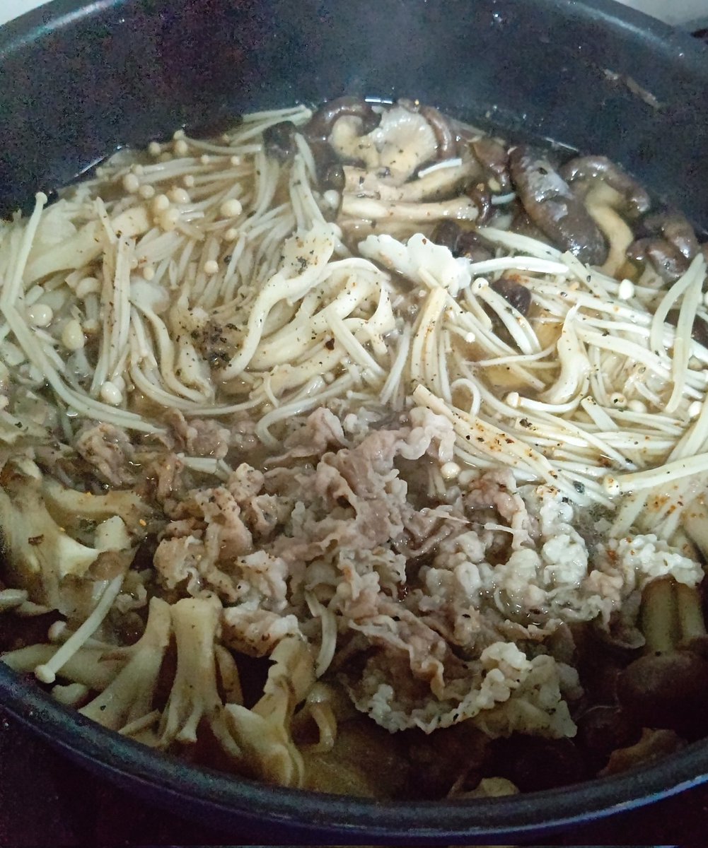 キノコ鍋できたよー スーパーの端から端まで7種類ぶっ込んだった😋