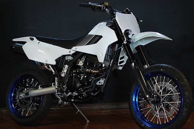 DトラッカーX ホワイトライトニング : SCSブログ