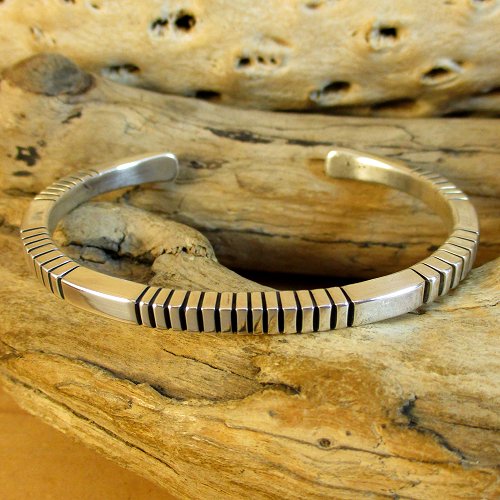 ナバホ族：Delbert Vandever スクエア ワイヤー カフブレスレット